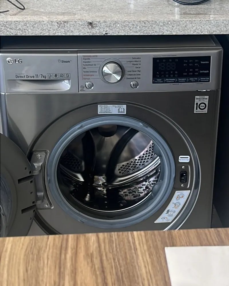 Lava e seca LG funcionando na lavanderia de um cliente