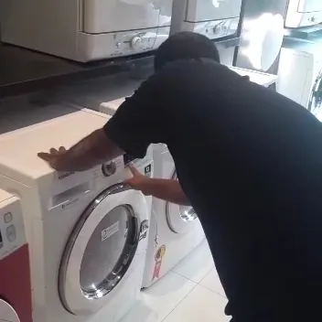 Técnico da MMAC Tec consertando uma lava e seca