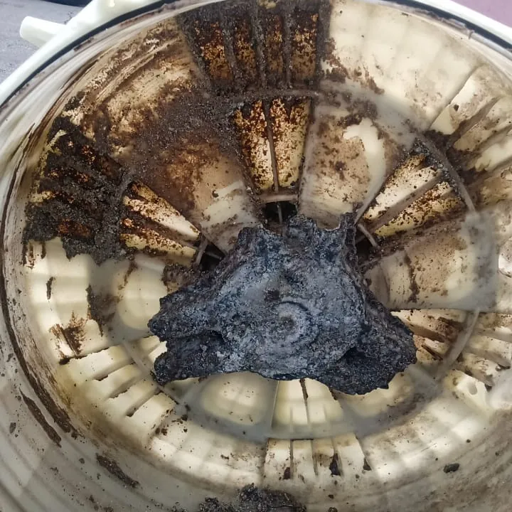 Cesto de máquina de lavar com sujeira antes da limpeza